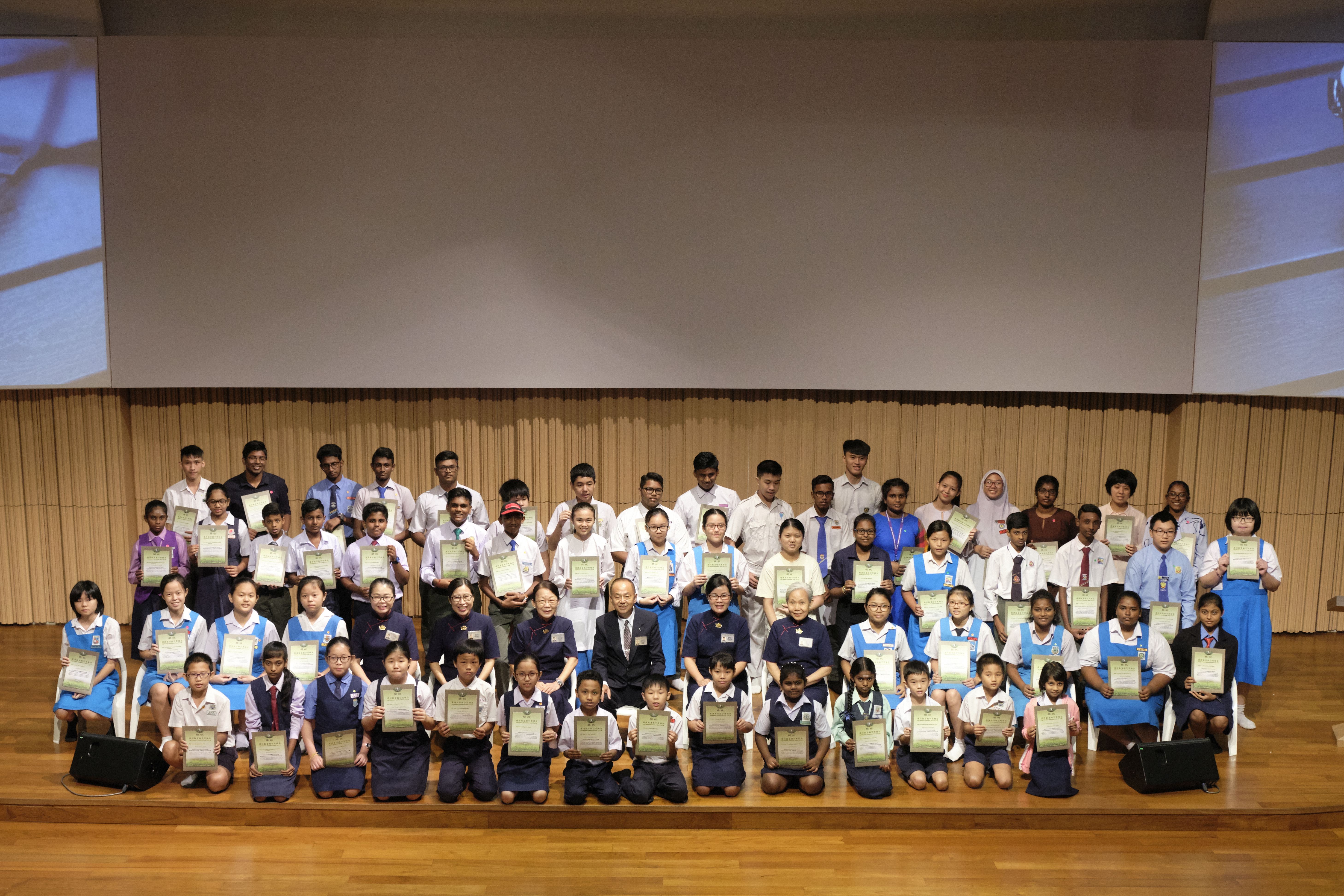 新芽奖学金在吉隆坡慈济静思堂举办颁发典礼，共有五十九位照顾户的子女出席，大家手持获得的奖状，留下珍贵的画面。 【摄影：林振东】