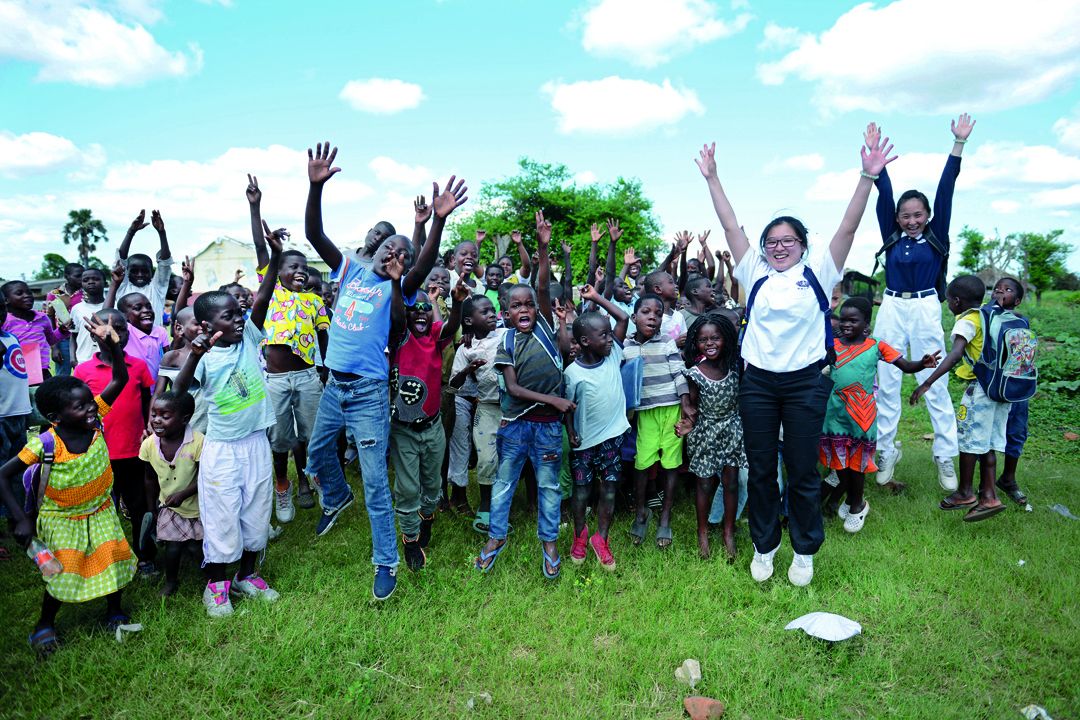 The volunteers conducted a survey of Lusaka Primary School, whose thatched classrooms were damaged by the disaster, and interacted with the students. Dr Long Karmen (front row, far right) was moved by the students’ exuberance and curiosity. [Photograph by Cai Kai-fan]