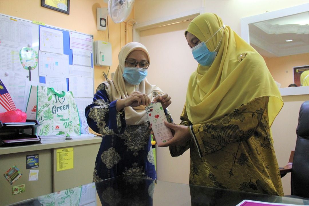 巴生拉惹马哈迪国中校长诺莱扎（右）在學校推廣竹筒小錢行大善的理念，获得老师们热烈响应。 【摄影：许（音包）玲】