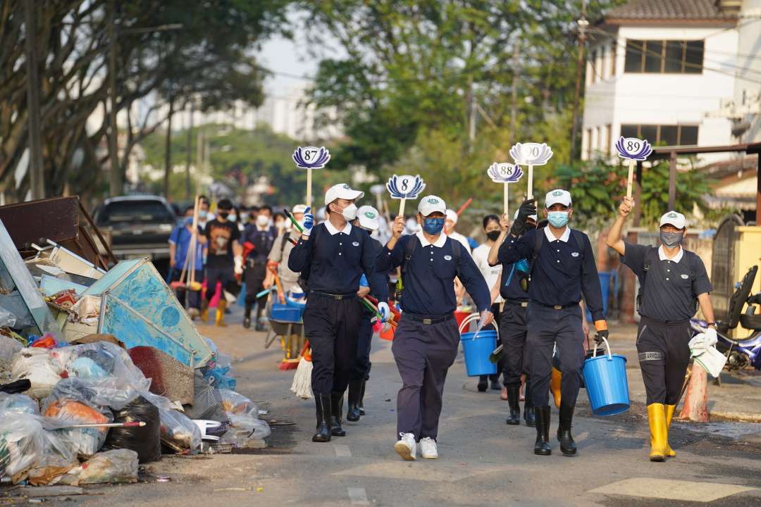 After the floodwaters subsided, Tzu Chi volunteers initiated a three-day clean-up from December 24 to 26, 2021. [Photo by Boon Wui Kong]