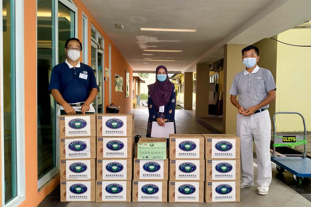 志工将物资发放至砂拉越中央医院。 【照片提供：陈强利】