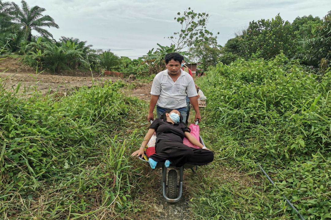 苏莱雅一家居住在偏僻的村里，连车也进不去，途中必须经过一段崎岖不平的路。产后的苏莱雅身体虚弱，丈夫用手推车把妻子送回家。