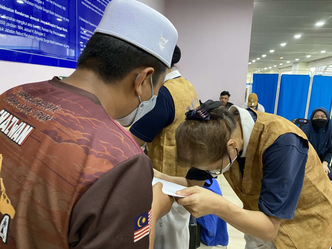 On December 17, 2022, volunteers were dispatched to provide care and distribute consolation money at Selayang Hospital, Kuala Lumpur Hospital, and Manipal Hospital Klang. [Photo by Leong Chian Yee]