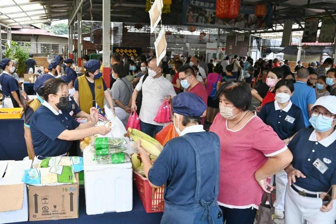 增江志工趁8月31日马来西亚国庆日，化心动为行动，促成第一场中小型素食义卖会。【摄影：饶瑞泙】