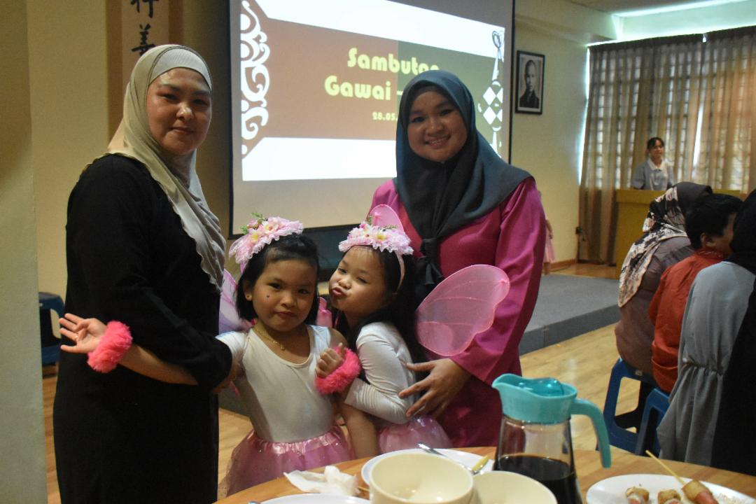 照顾户颐达(左)带女儿及朋友参与聚餐，她感恩多年来获得慈济的援助，助她度过难关。 【摄影者：符爱萍】