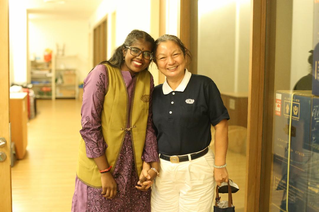 Andrina (left) served as the emcee for the Tzu Chi Study & Awards Scheme presentation ceremony for the first time. She was delighted to see volunteer Ong Saw Tin (right), who came backstage to see her.