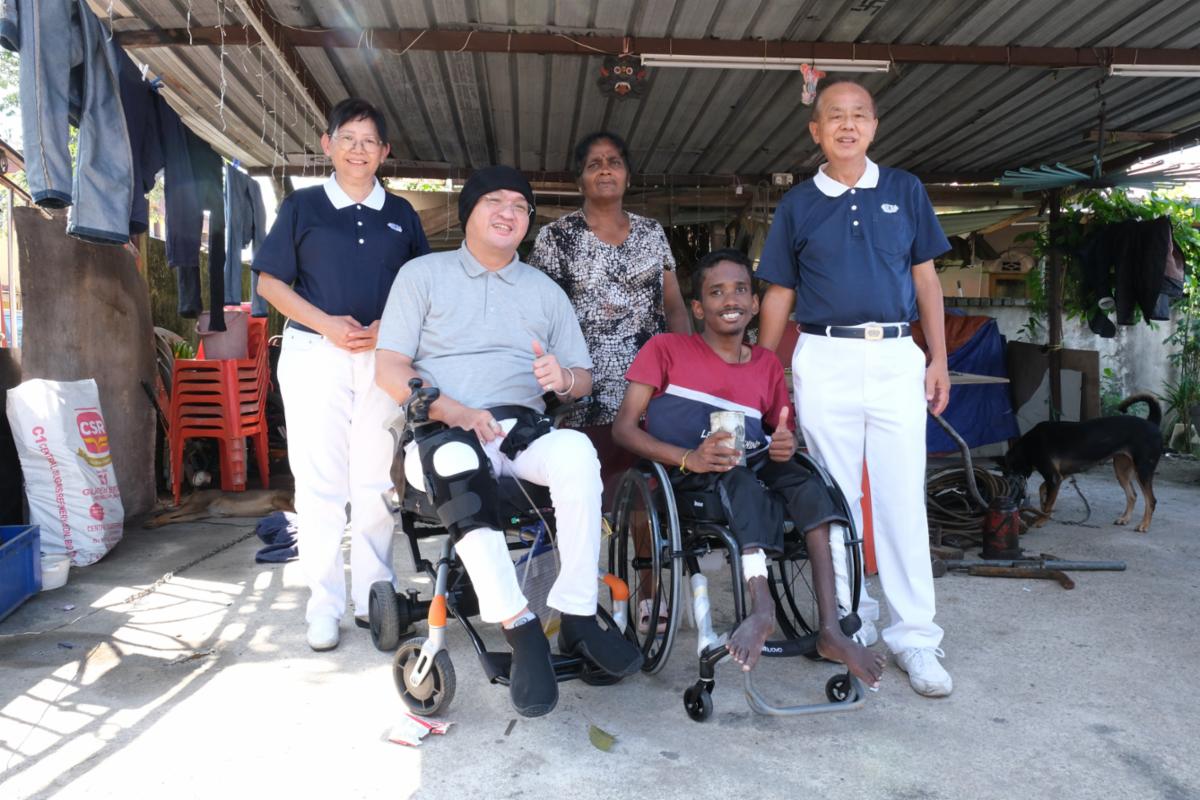登上专为残疾人士而设的运动轮椅，迪尼斯不禁对未来充满信心。 【摄影：邓亦绚】