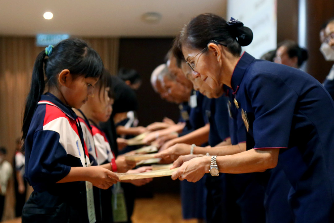 慈济志工将奖状与祝福亲手送到学生手中。【摄影：罗宗进】
