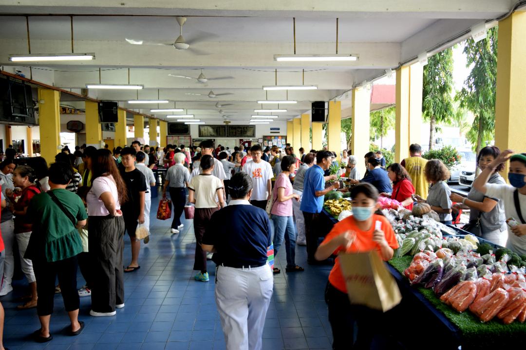 慈济淡属举办“筹建巴生静思堂”蔬食义卖会，大清早万众云集，爱心汇聚，热闹非凡。【摄影：张国樑】