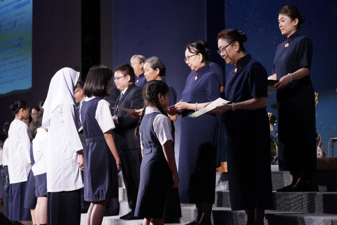 爱．伴学颁奖典礼上，孩子们接受肯定与祝福，透过教育建立自信、点亮希望。【摄影：黄勇雄】