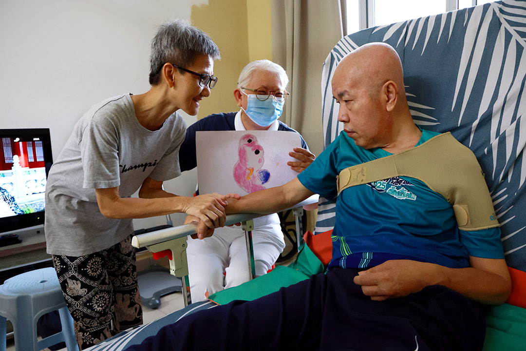 石成就中风导致一家陷入黑暗低谷，慈济志工关怀援助，为夫妻俩提供支撑的力量。【摄影：陈联喜】