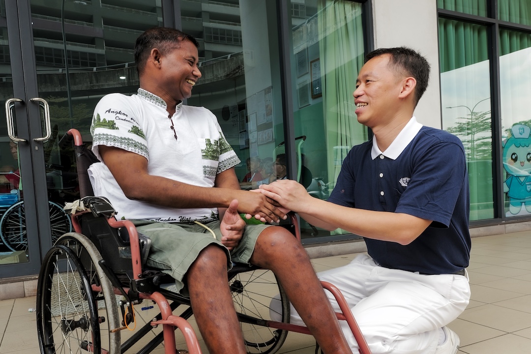 离开前，阿曼沙提出请求： “我想见张得祥。 ”他没有忘记——在他走不动的时候，是谁，帮他走过这一段路。对得祥而言，这一刻，是离别，也是圆满。【摄影：林猷量】