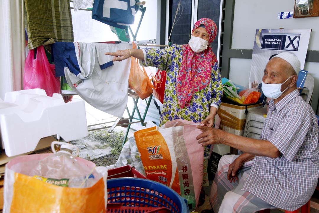 Grandma Maimun (left) and Grandpa Amin have been involved in recycling for over a year. Their effort not only is helping others, but it is also keeping them fit and healthy. [Photo by Hong Geok Hui]