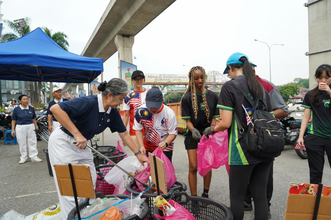 慈济志工应邀在高峰购物广场（Summit USJ）外围就地指导捡跑回收资源的分类。【摄影：何维美】