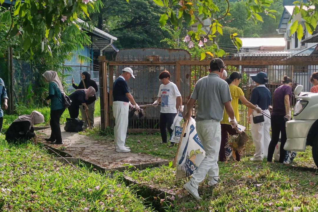 捡跑人人有责；有他有你有我。善念生生不息，地球必将因我们而更美丽。【摄影：袁慧珊】