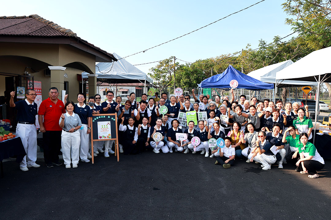 1月11日世界蔬醒日，慈济志工呼吁社区邻里响应蔬食，从餐桌上实践改变世界的力量。【摄影：陈联喜】