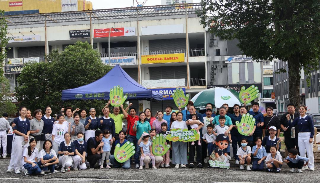 廖忠灵号召了三十一名公司员工及家属，浩浩荡荡参与捡跑。 【摄影：严桂珠】