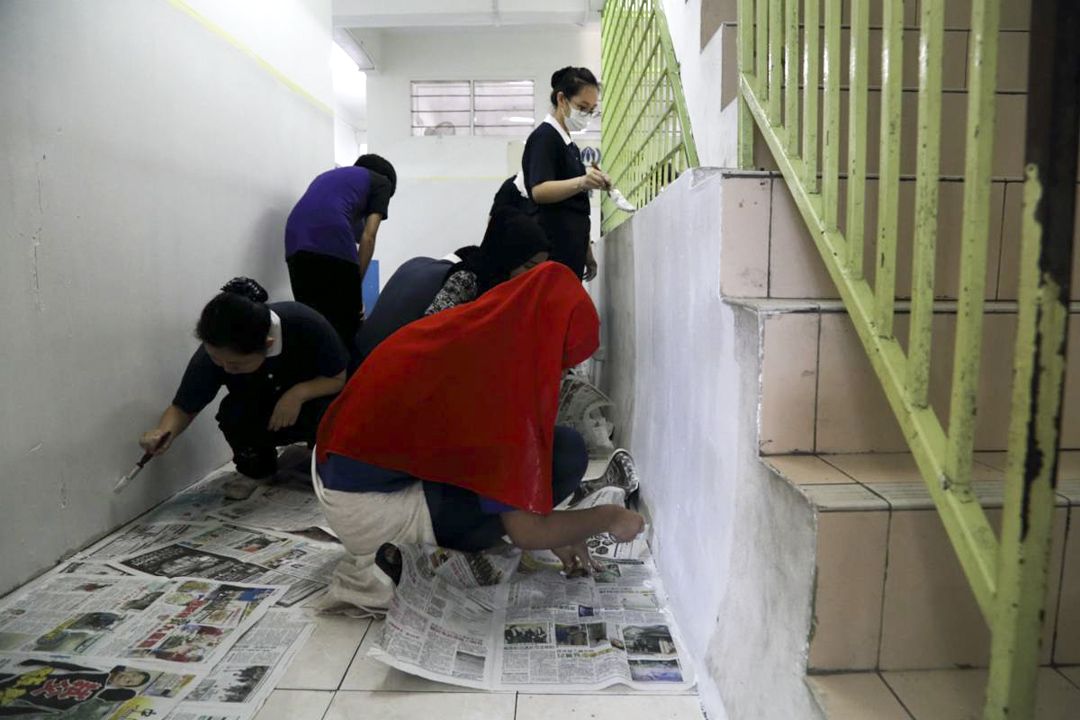 合心难民学校毕业生与慈济志工协助粉刷墙壁，希望能为学生们带来一个干净及舒适的学习环境。 【摄影：林家源】