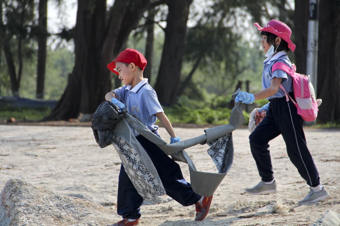 齐心合力搬运大型垃圾，亲子班学员在净滩的过程中不仅见证了人类的随心所欲，也学到了环保的重要性。 【摄影：郑亚九】