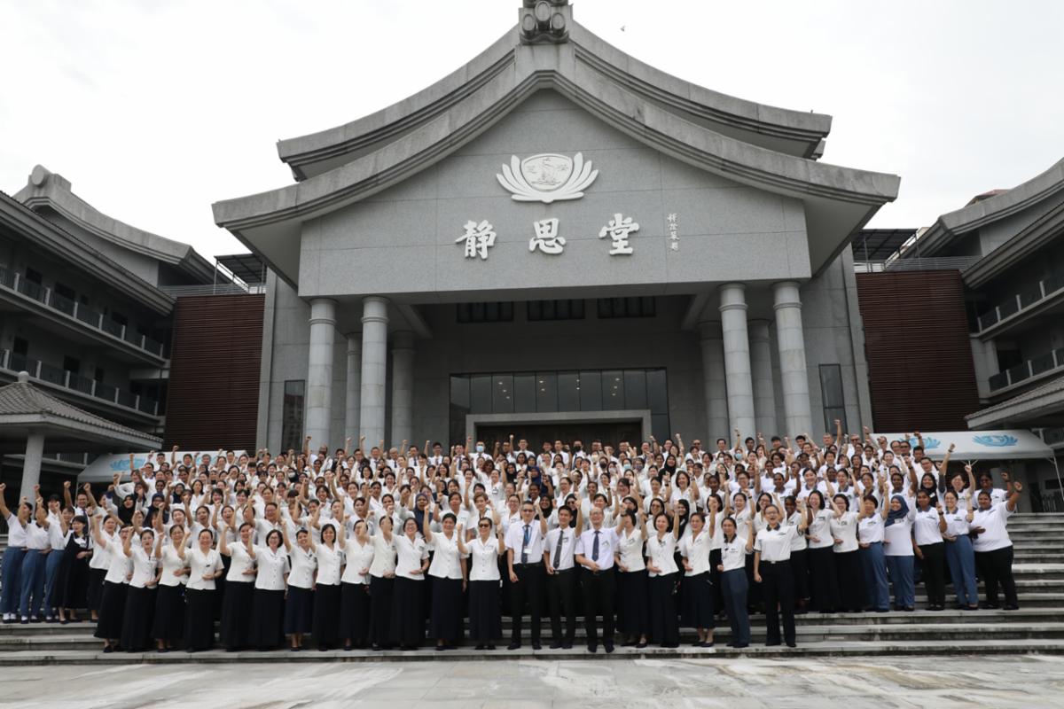 参与营队的慈济国际学校师资与同仁团队参访吉隆坡静思堂后的大合照。 【摄影：陆福祥】