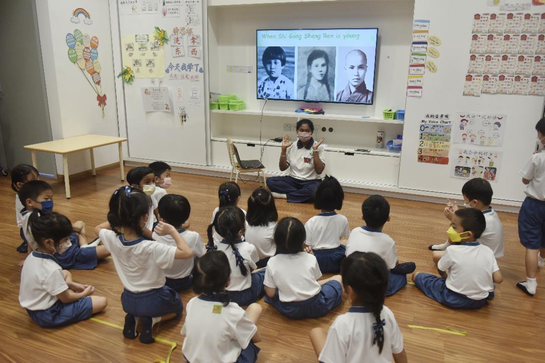 幼教老师在人文课程“慈济日”，为孩子们介绍师公上人和讲述慈济历史。【摄影：陈国雄】