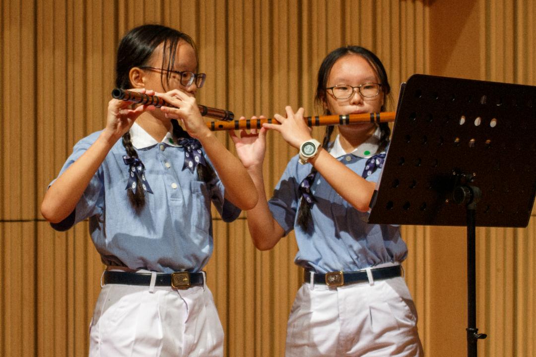  静思堂大舍班双胞胎姐妹张家萁、张家萓选择吹笛子,因为不用自己的声音唱出来,才发觉吹笛子比唱歌难，但却是一个新的机会给她们学习。【摄影：唐士凯】