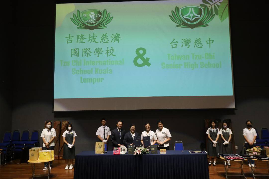 台湾慈济中学是吉隆坡慈济国际学校缔结的第一所姐妹校。签署仪式简单而隆重。 【摄影：庄贵贺】