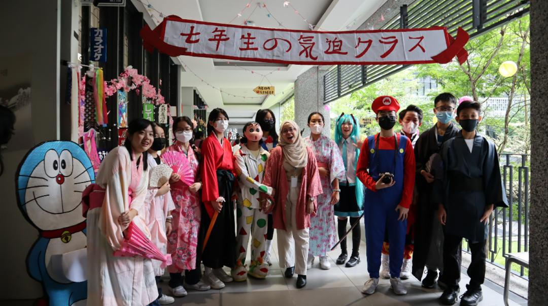 七年级毅力班精心布置的日本街，同学们打扮各种动漫造型、传统和服，惊喜连连。 【摄影：郭晓祯】