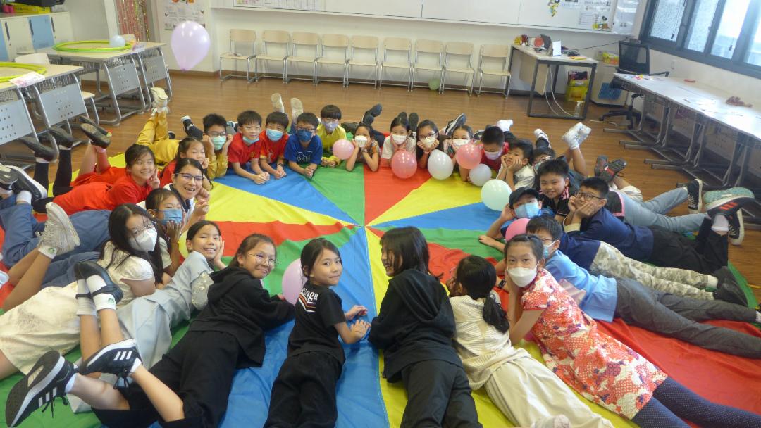 四年级善解班老师准备了一件色彩缤纷布块拍全体照，学生们都很开心。