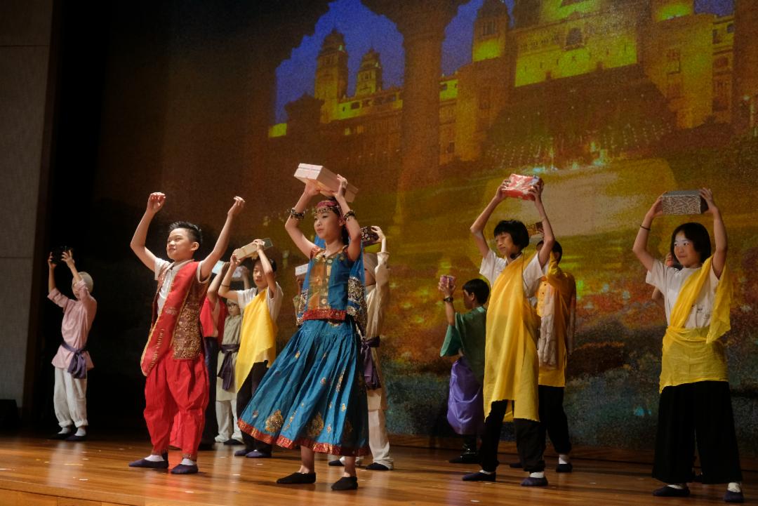 亲子班孩子演绎《本生经》里的故事，不仅服装、背景还原佛陀时代，连舞蹈也采用印度舞，让演出更真实。 【摄影：林振胜】