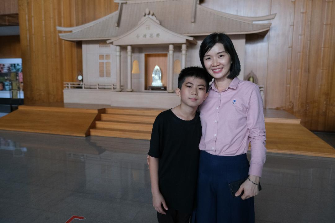 丘鏸心（右）与儿子刘迅暟（左）亲昵地搂在一起，她很感恩因为上亲子班而让自己改变，也令儿子变好了。 【摄影：林振胜】