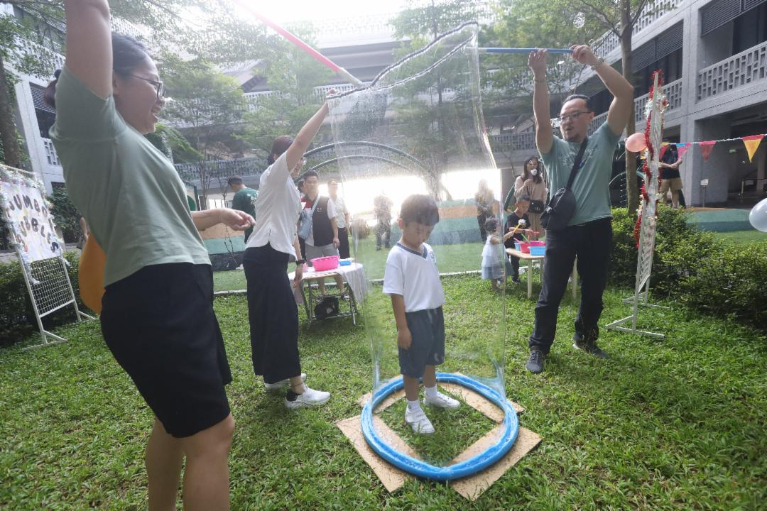 老师与家长通力合作，终于成功呈现出高过人的巨大泡泡景象，既壮观又有趣。 【摄影：庄贵贺】