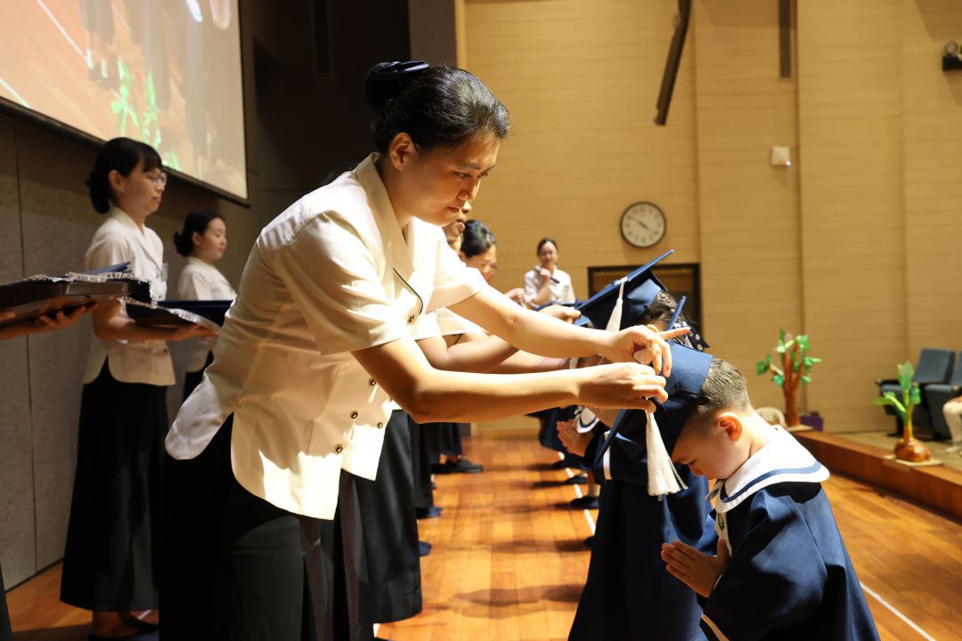 学生秉着慈济人文礼仪，行礼让老师拨穗。【摄影：黄莉燕】  