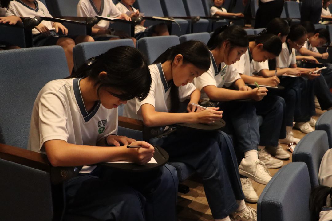 参与演绎的学生专注地把爱的行动化为文字，书写出真挚的心声。【摄影：陈怡心】