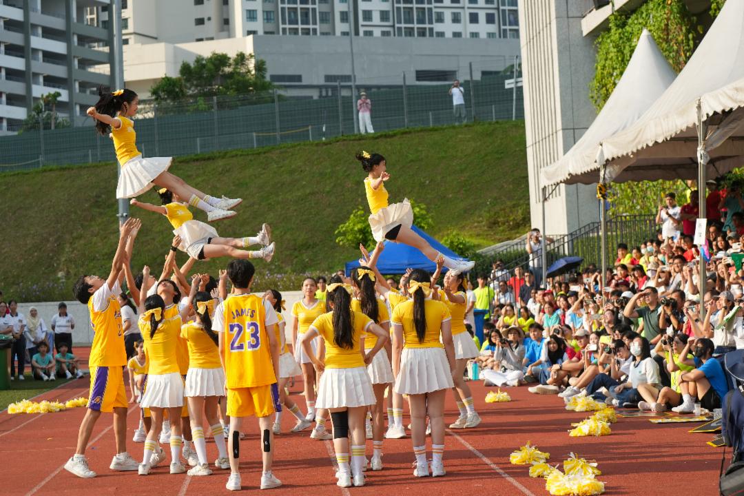中学啦啦队累积了多年的经验，由学长姊传承给学弟学妹的方式，越来越精彩。中学黄队延续多年经验，融合高难度动作与创意舞姿，蝉联冠军。 【摄影：李贵业】