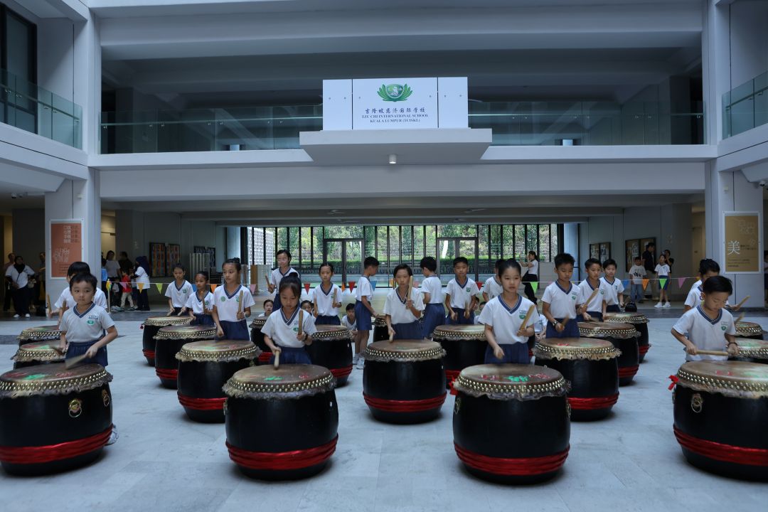 小学二、三年级的学生登场，呈现他们九个月来的二十四节令鼓学习成果。鼓声节奏明快、力道十足，充满感染力，为今天的活动掀起了热烈的开端。【摄影：钟国义】