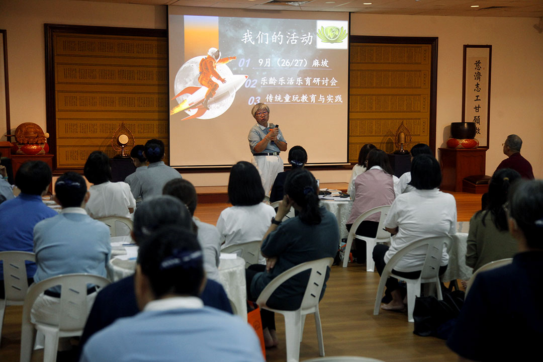 黄雪霞老师向校长与老师们介绍教联会的理念与发展，同时分享近期举办的教育活动资讯，促进彼此交流与参与。【摄影：黄玉花】