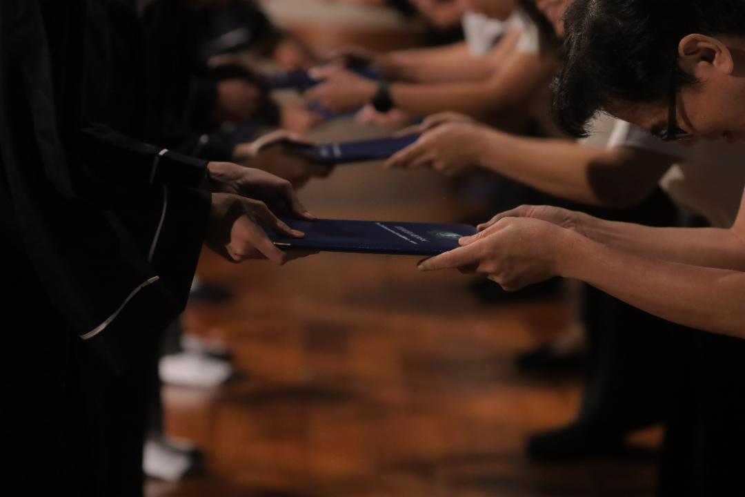 慈济国际学校第三届十一年级毕业生，五年成长，从青涩走向承担、由自我迈向利他；"逐梦踏实，从爱出发"正是慈济教育的核心精神。 【摄影:庄贵贺】