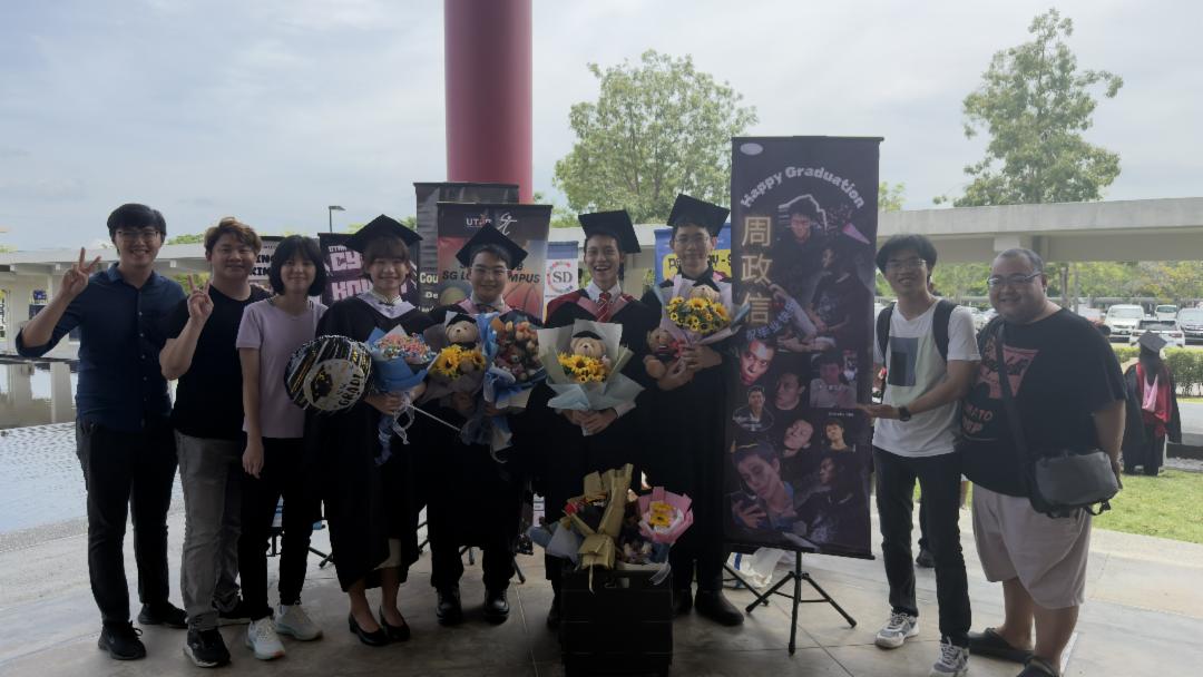 长与慈青们特意从雪隆长途北上，前往金宝参与拉曼大学的毕业典礼，为该校毕业慈青送上最真挚的祝福。 【摄影：叶恩汉】