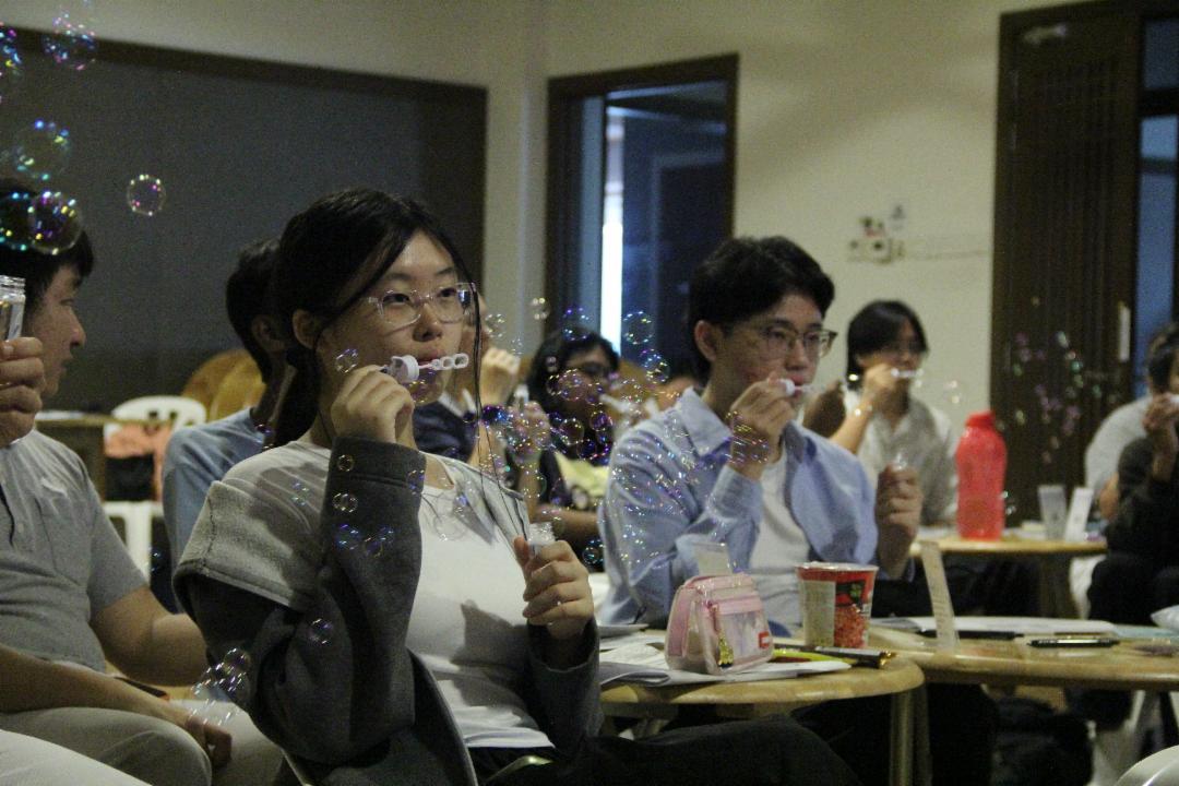 课程透过吹泡泡活动结合4－7－8呼吸法，引导学员实际练习深呼吸技巧，认识情绪调节的重要性，培养健康的压力管理能力。【摄影：陈美萍】