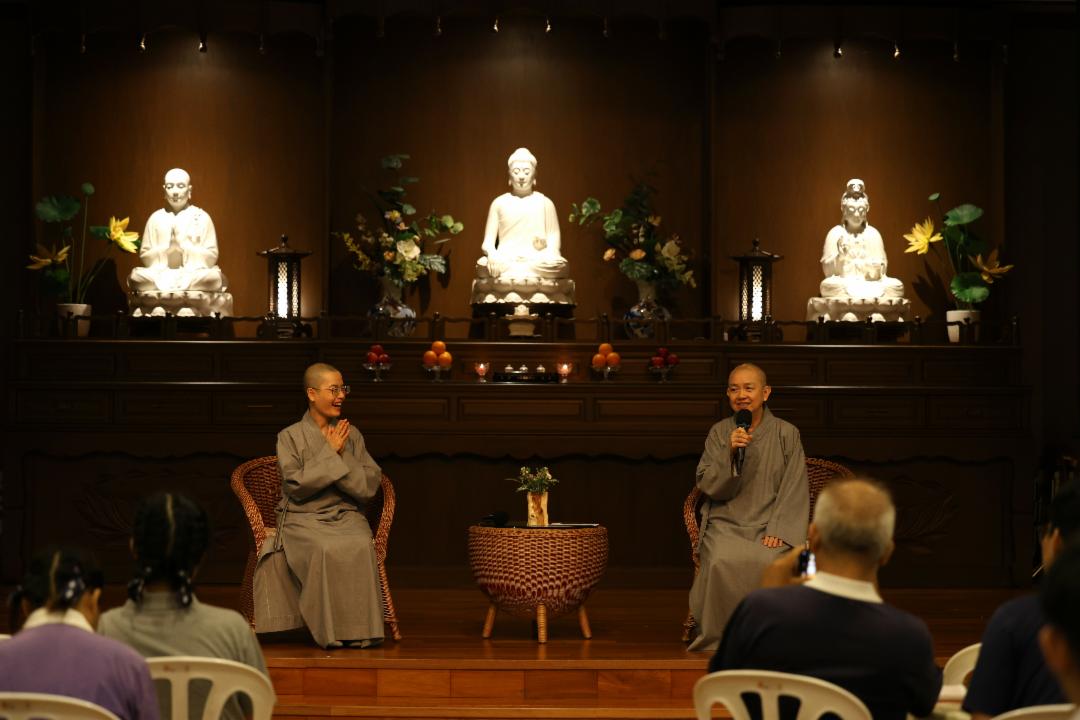 慈青精进研习营特邀花莲精舍德格师父（右）和德谛师父（左）前来指导，并分享与上人之间的师徒因缘。 【摄影：钟国义】