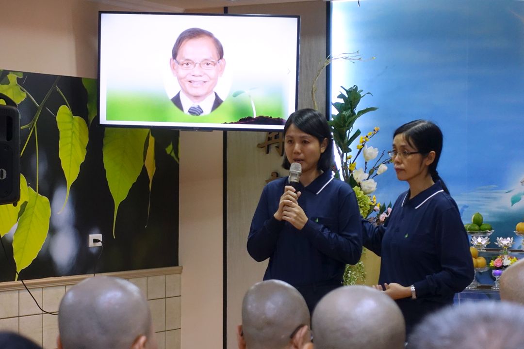 Leong Siew Cheong’s daughters, Yien Ngo and Imm Chon, recollected the fond memories of their father at his memorial service. [Photograph courtesy of Tzu Chi Taiwan Headquarters]