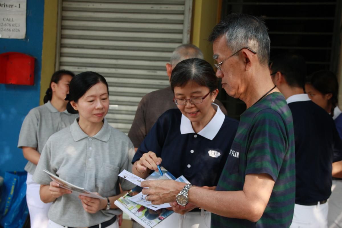 张清薇 (中）带领团队走上街头向民众说慈济及募心募款。【摄影：郑宝达】