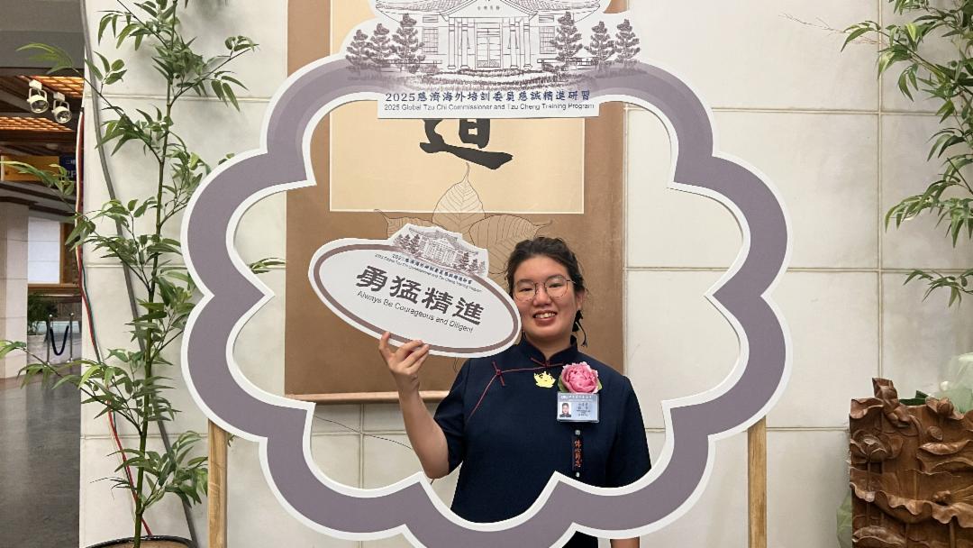 青霖选择了这条“回家”的路。上人赐她法号“懿霈”，这受证之路走得曲折，但心里始终充满感恩。 【摄影：丘青霖提供】