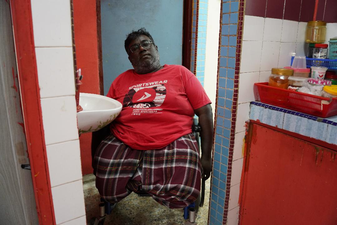 每当要进入厕所，厨房转角的这道窄门便成了巴兰障碍。不是不想走，而是真的过不去。【摄影：林佳谋】