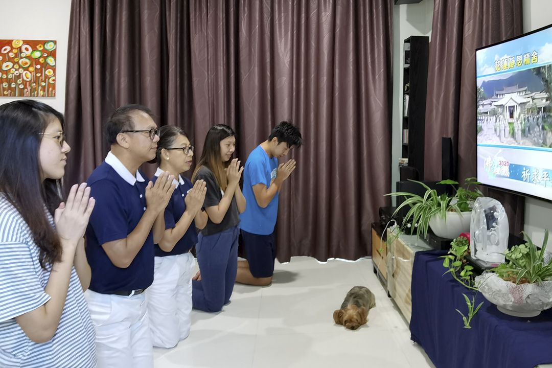 慈济雪隆分会各社区志工在家参与和台湾花莲精舍连线的浴佛大典。尽管不一样的时空，却有着一样的心念 —— 为祥和社会祝祷，为人间净土祈愿！ 【照片：萧丽娟提供】