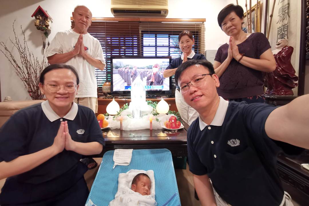 Tzu Chi KL & Selangor staff Gan Chian Nee (first left) participated in the Buddha Day Ceremony with her family and newborn. [Photo by Albert Chan]