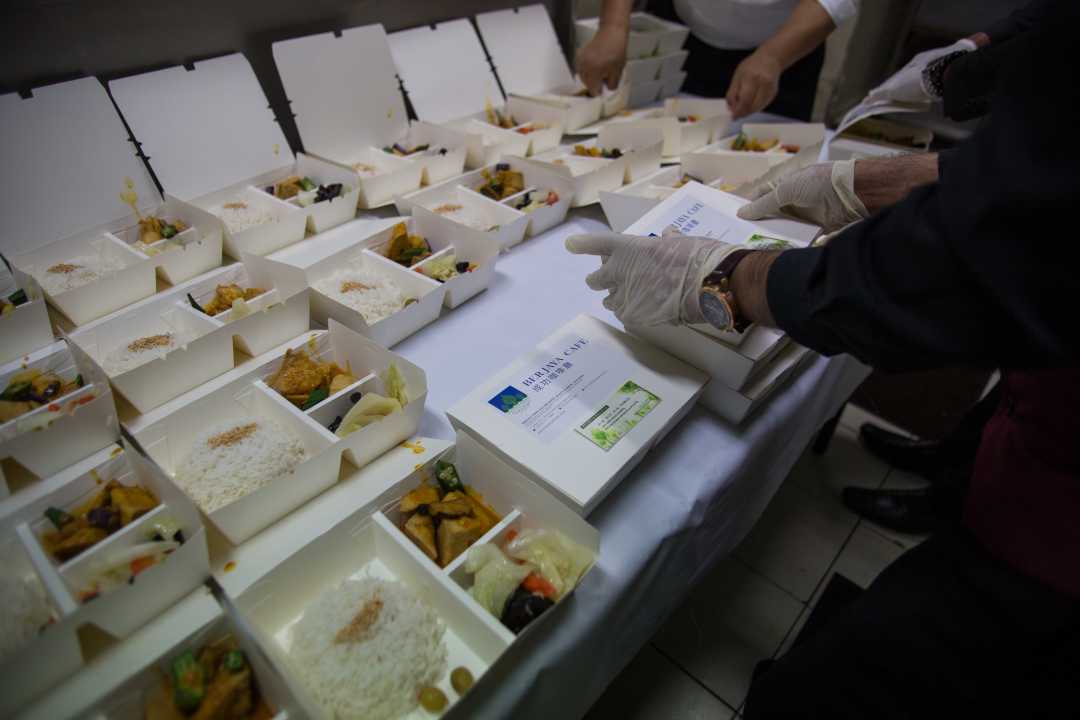 慈济雪隆分会在三月推动的十天爱心午餐素食便当获得广大回响，共有一千五百多人参与订餐。【摄影：覃平福】  