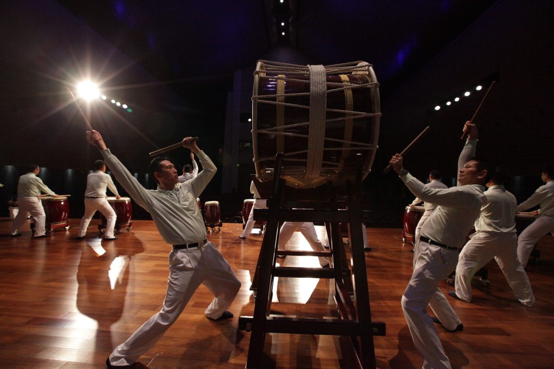The drum performance brought by 12 volunteers from Tzu Chi Entrepreneurs' Group awakened the audience and directed their focus to the present. [Photo by Leong Chian Yee]
