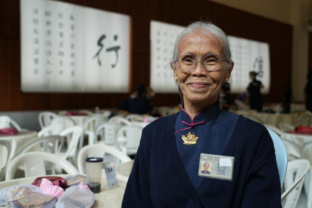 Lee Fong, a septuagenarian volunteer, attended Tzu Chi KL & Selangor’s 30th Anniversary celebration. Despite health challenges, she revived her aspirations to serve. Her smile radiates hope and dedication. [Photo by Yong Mun Fei]